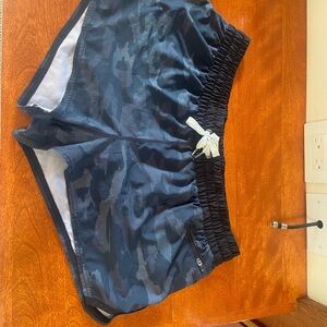 Vuori Women's Athletic Shorts - Black Camo /XL